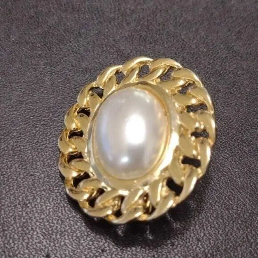 Vintage gold tone oval brooch faux pearl chain